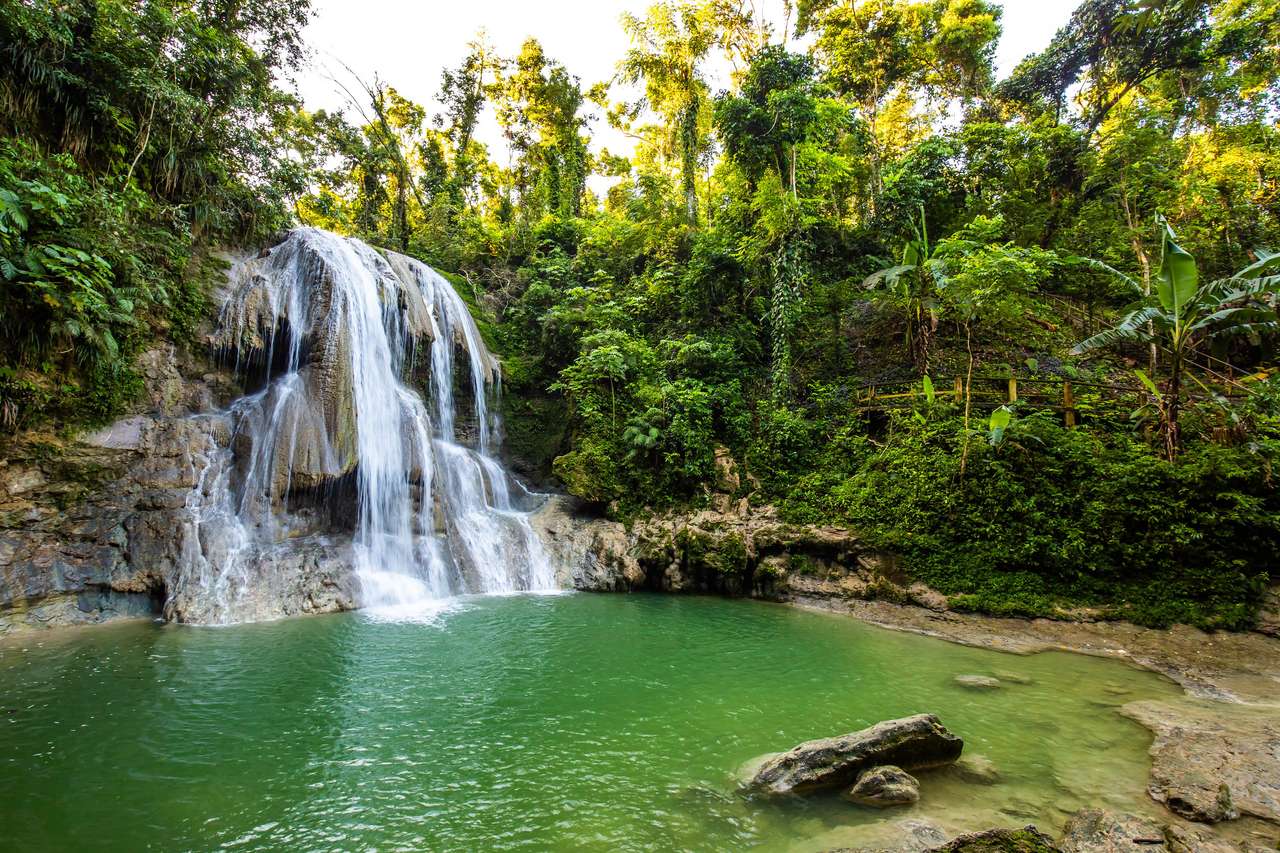 Schöner Gozalandia-Wasserfall in San Sebastian Puerto Rico bei Tageslicht Online-Puzzle vom Foto