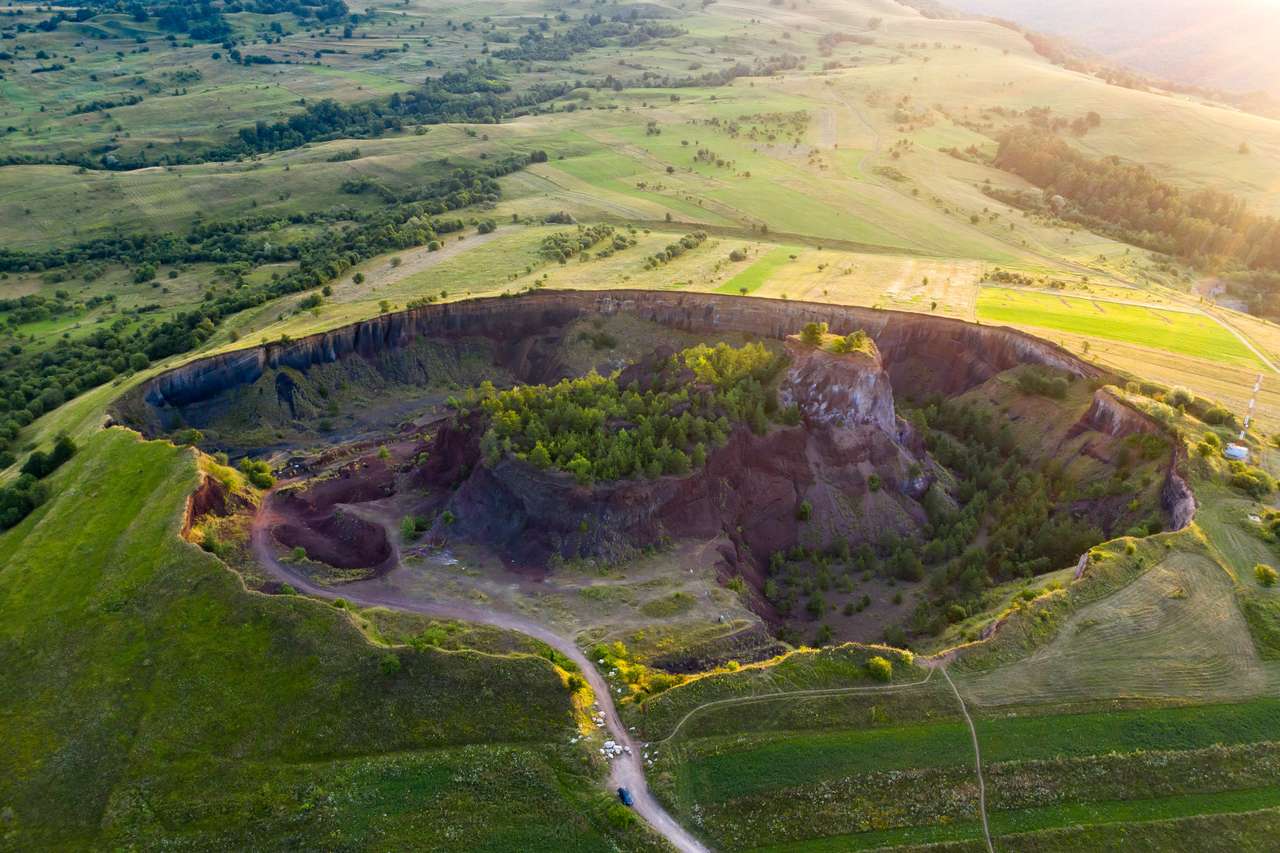 Cratera vulcânica Racos, condado de Brasov, Romênia puzzle online