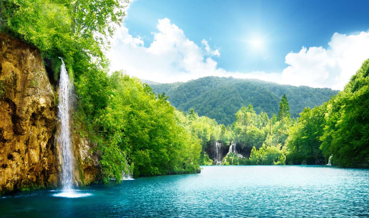 cachoeira em floresta densa da Croácia puzzle online a partir de fotografia