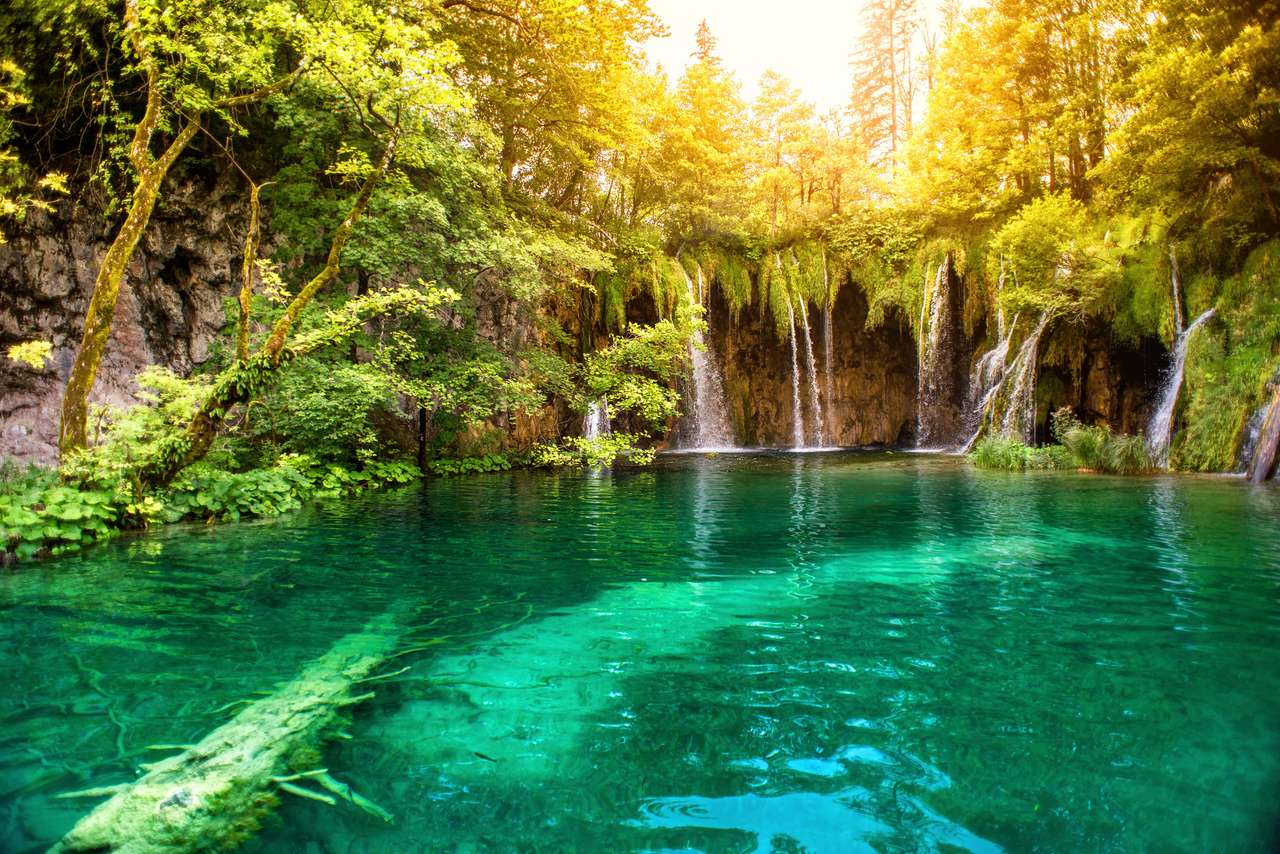 Vodopády v hlubokém lese, národní park Plitvice online puzzle