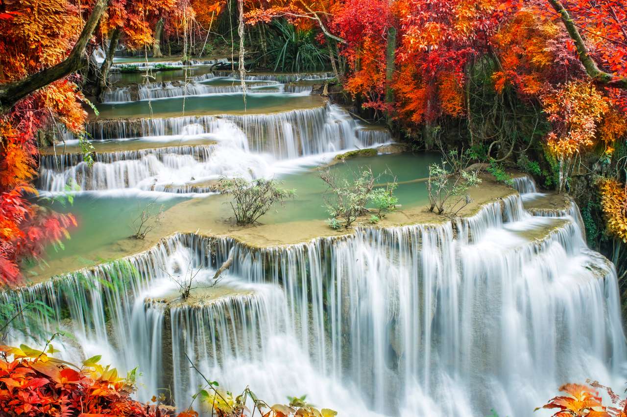 Belle cascade dans la forêt d'automne colorée puzzle en ligne à partir d'une photo