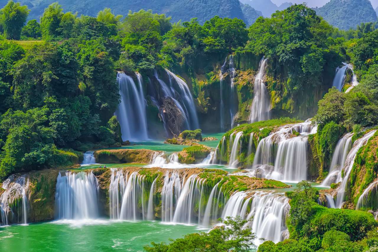 landskapsvy av vattenfallet Detian pussel online från foto