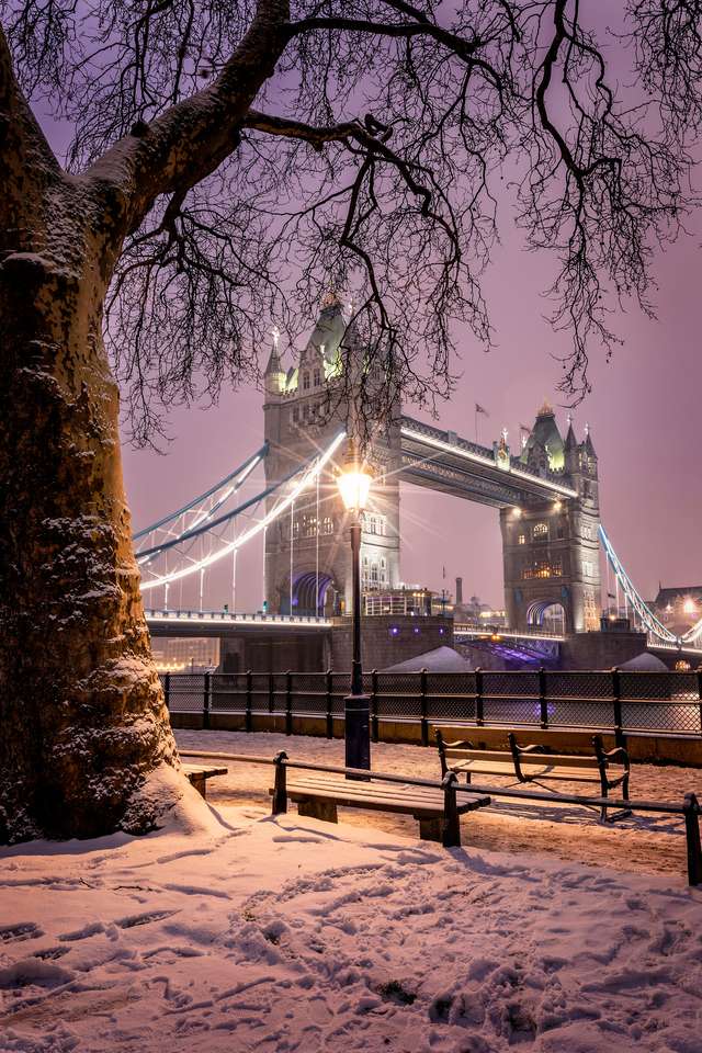 Tower Bridge v Londýně za zimního večera puzzle online z fotografie