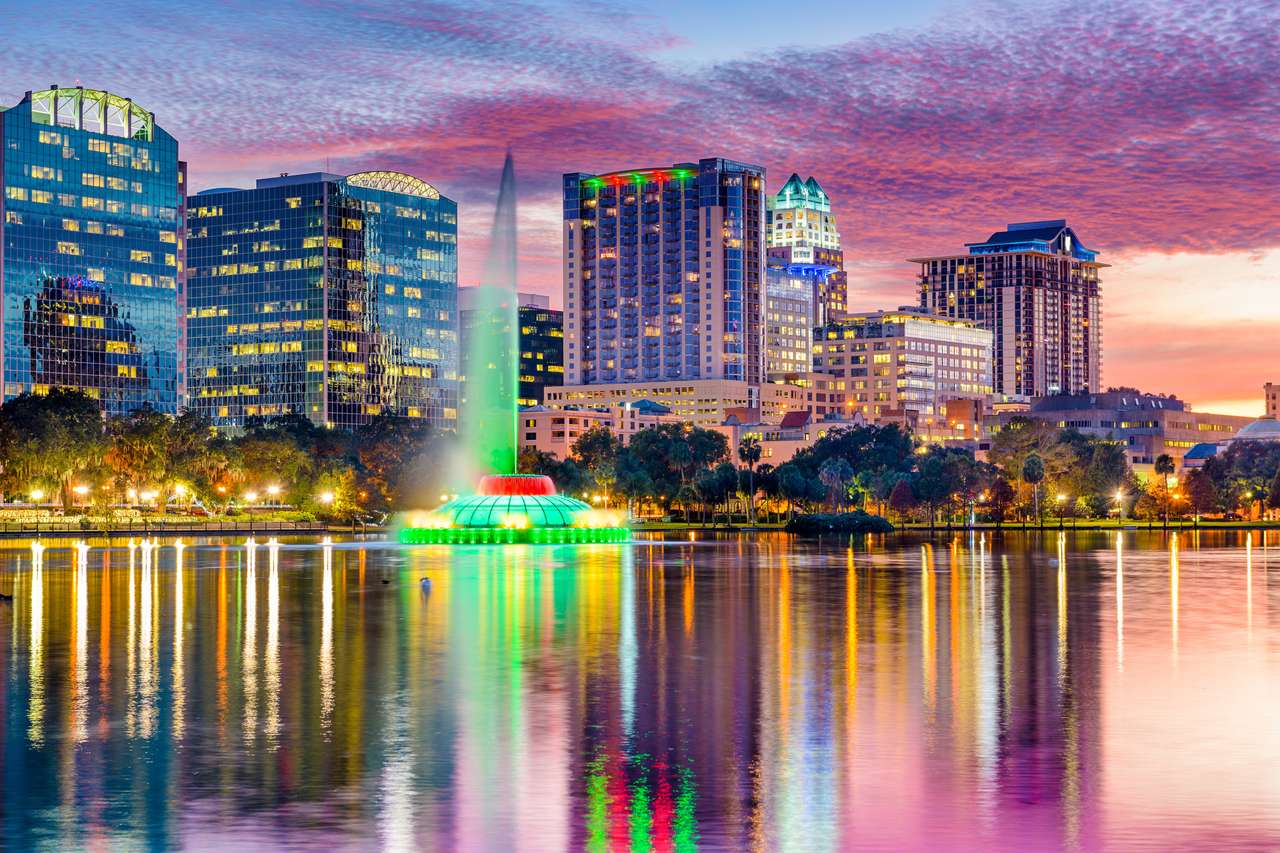 Orlando, Florida, USA Skyline in der Abenddämmerung am Eola Lake. Online-Puzzle