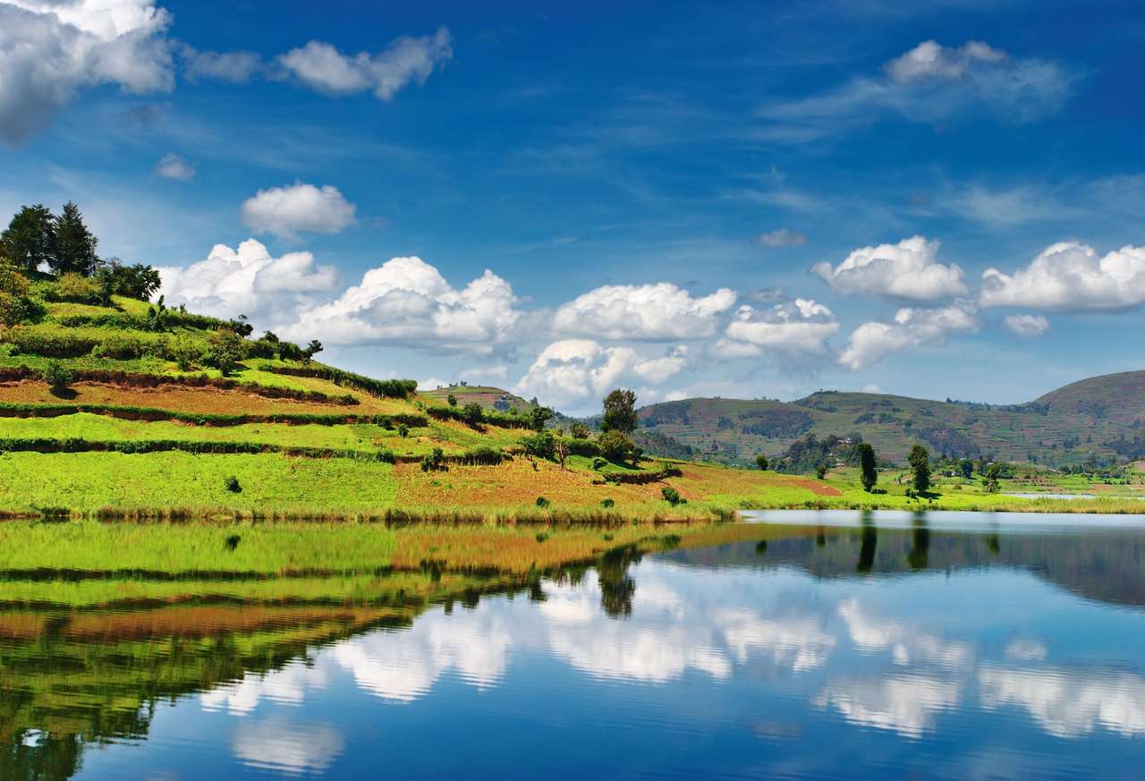 Gyönyörű hegyi Bunyonyi tó Ugandában puzzle online fotóról