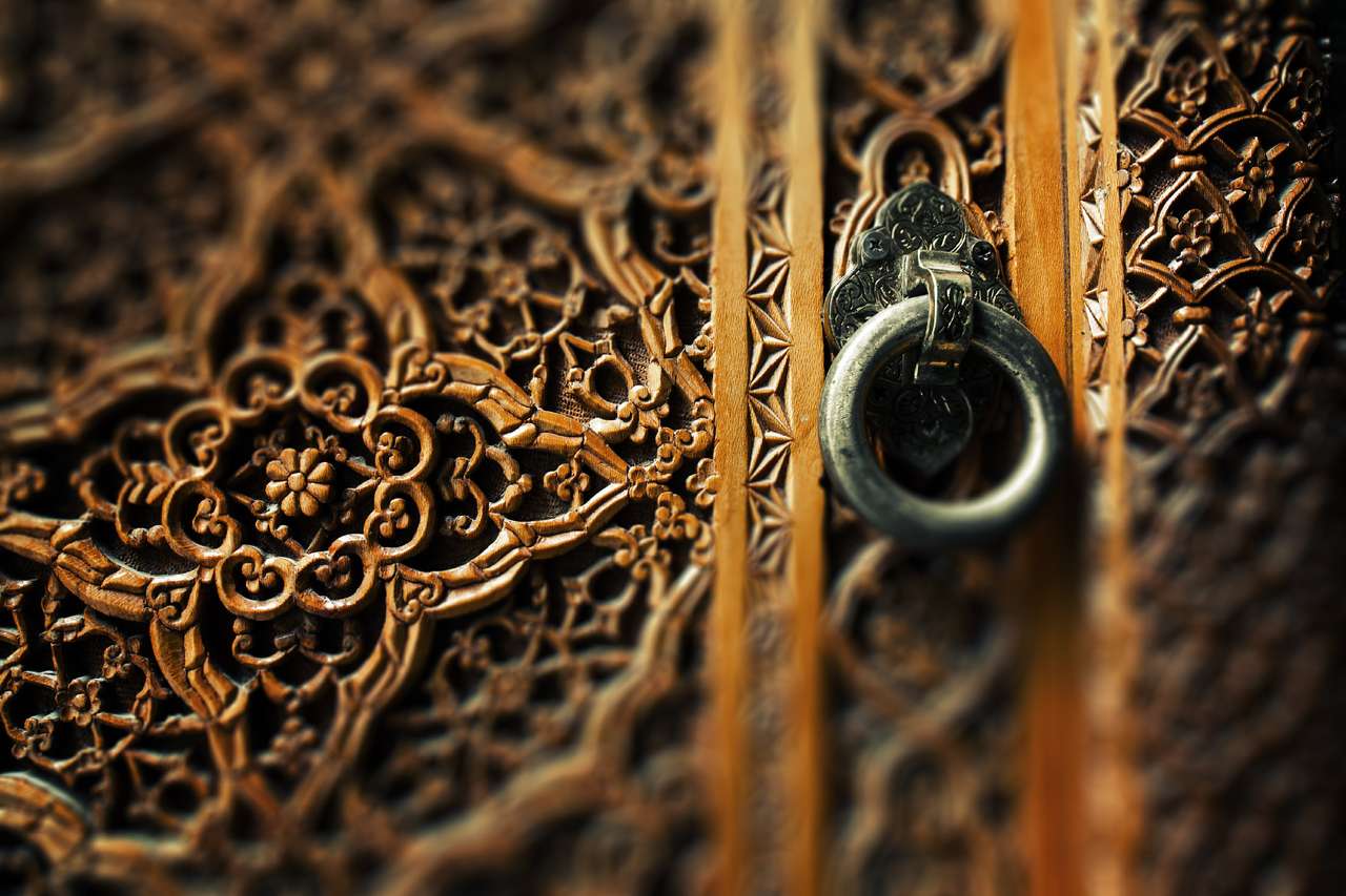 Ancient wooden door and metal ring handle puzzle online from photo