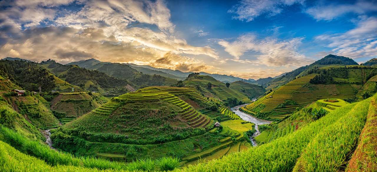 terrassierte Reisfelder an einem Fluss Online-Puzzle