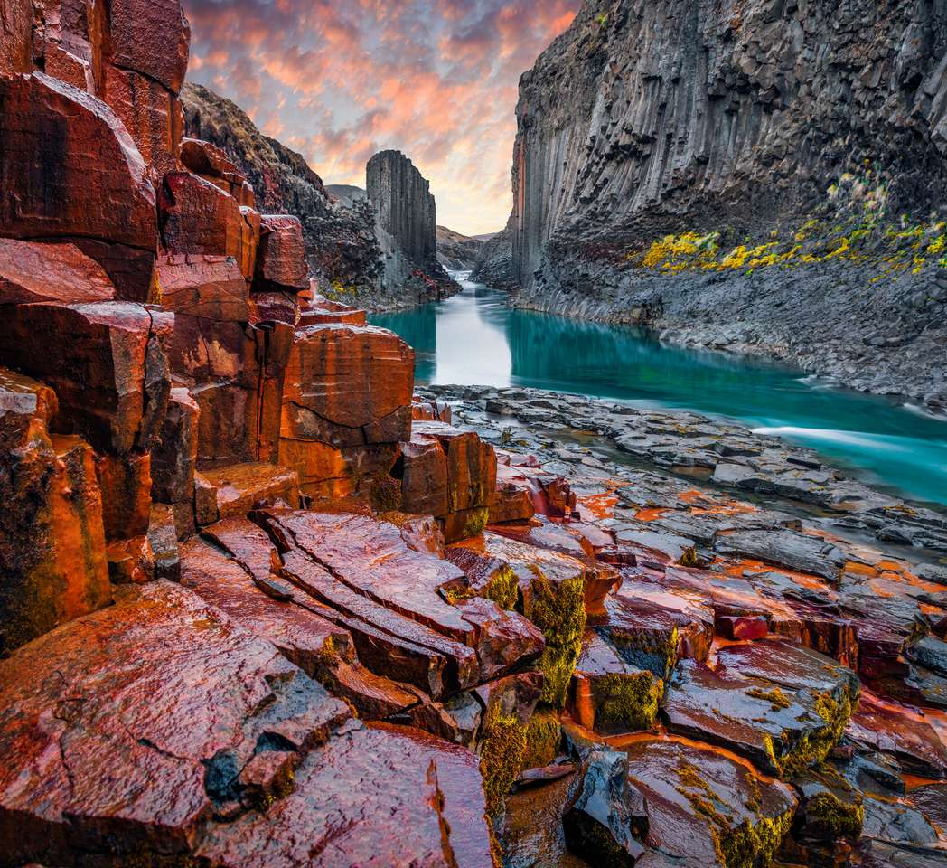 Stâncă de stânci roșii în canionul adânc al râului de munte puzzle online din fotografie