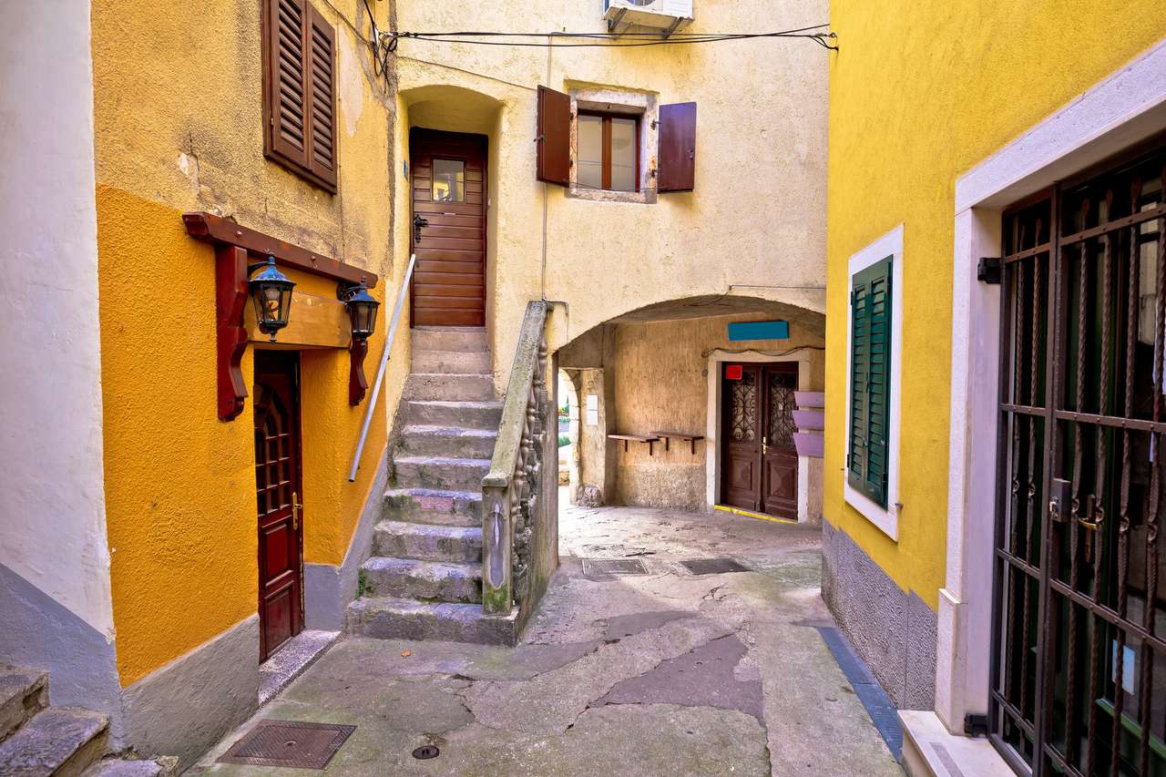 Colorida calle vieja del casco antiguo de Lovran puzzle online a partir de foto