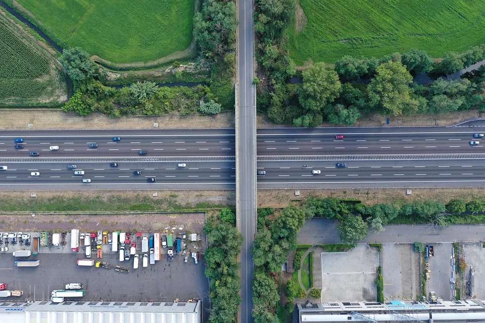 Pohled na dálnici z dronu online puzzle