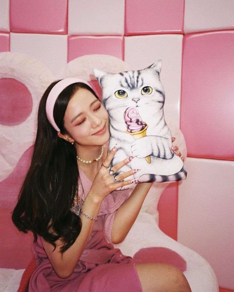 Jisoo med kucing pussel online från foto