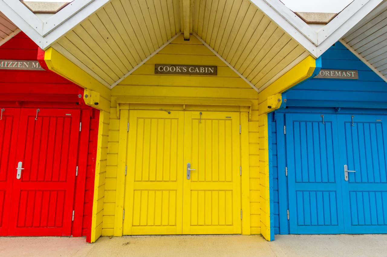 Cabañas de playa coloridas y brillantes en Whitby, Inglaterra, Reino Unido. rompecabezas en línea