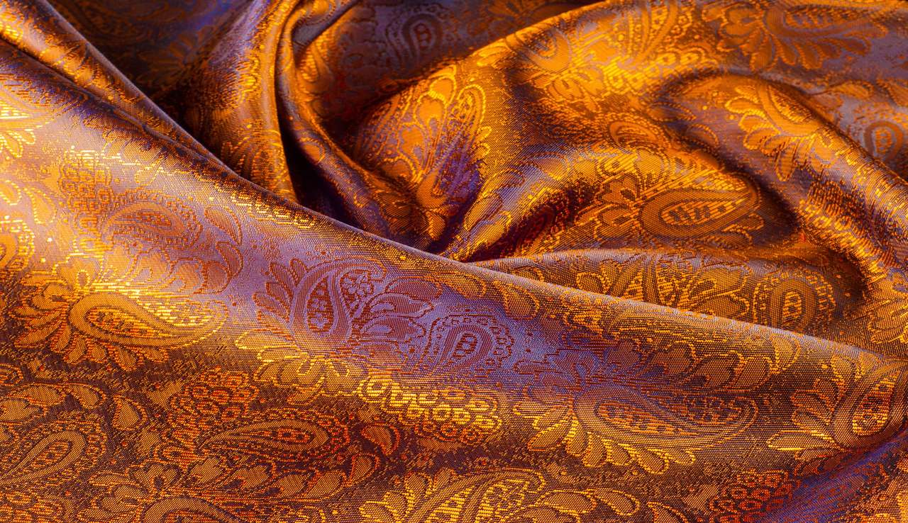 Primer plano de líneas en tela de seda marrón rompecabezas en línea