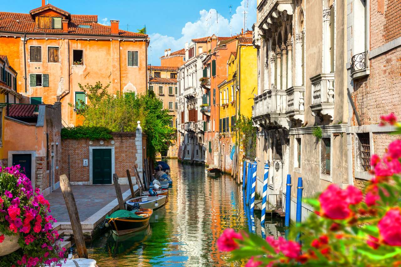 Flores em um canal em Veneza, Itália puzzle online