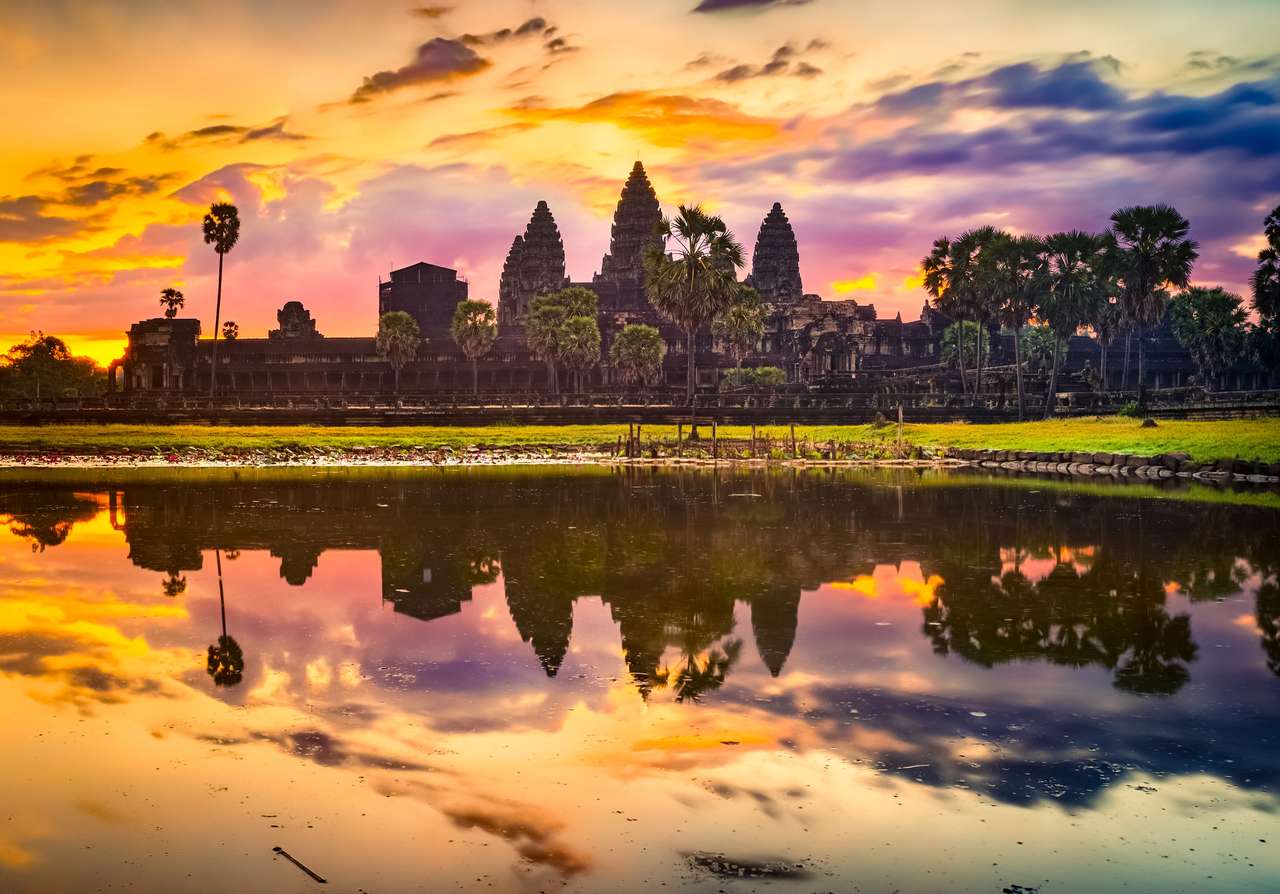 Храмът Ангкор Ват, отразяващ се във водата онлайн пъзел от снимка