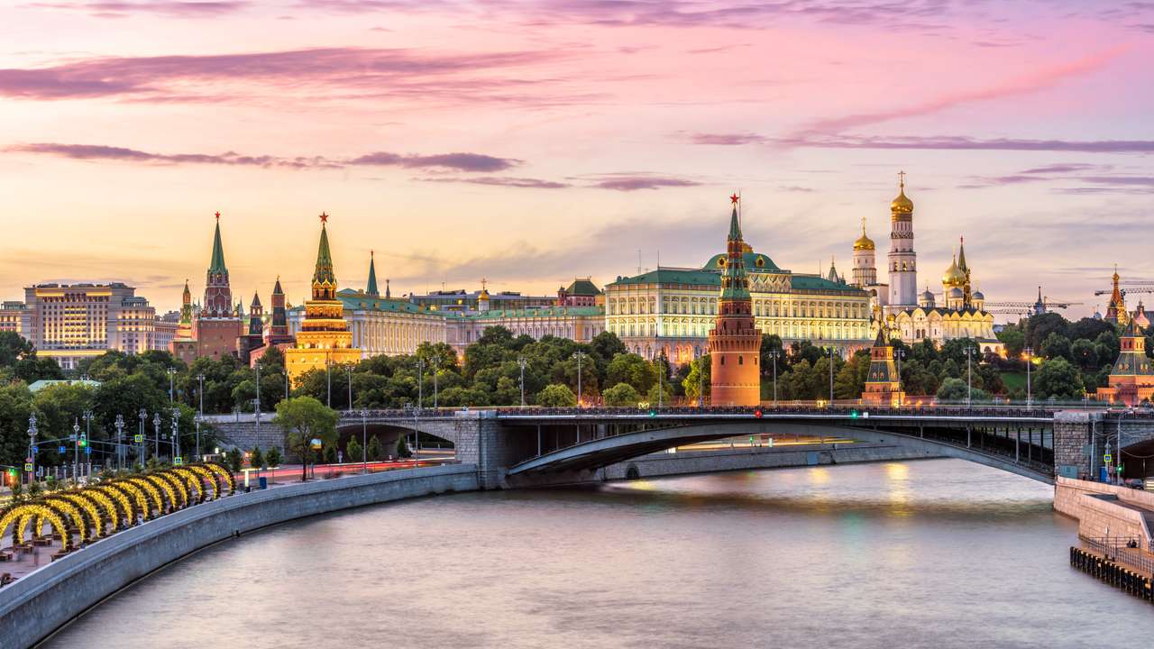 Moskva Kreml vid Moskvafloden, Ryssland pussel online från foto