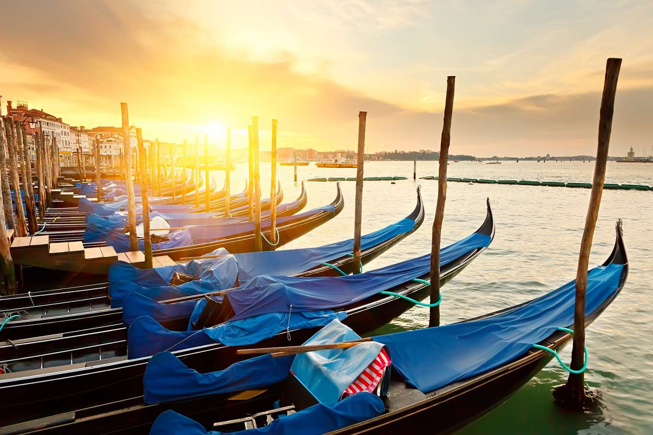 Sunrise in Venice puzzle online from photo