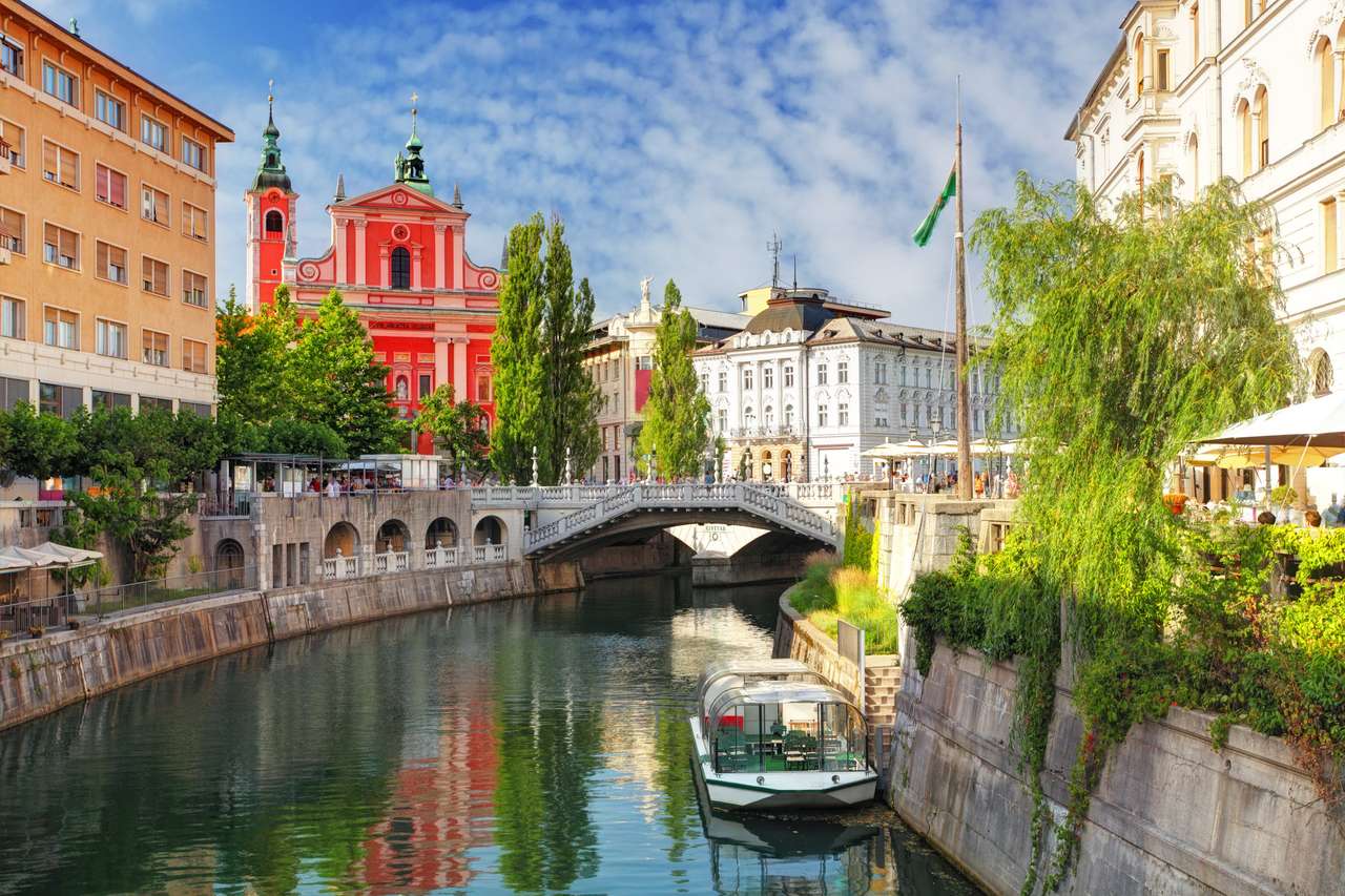 Ljubljana - Igreja da Eslovênia e rio Ljubljanica puzzle online