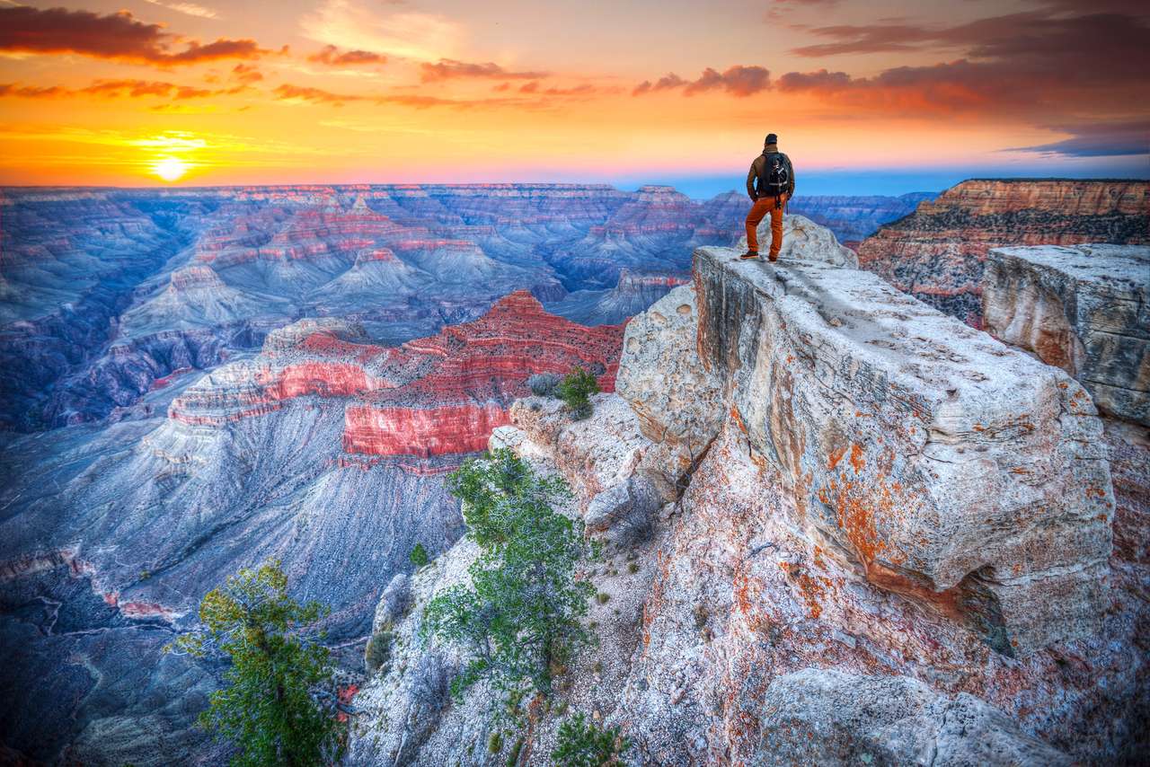 Muž v Grand Canyonu při východu slunce puzzle online z fotografie