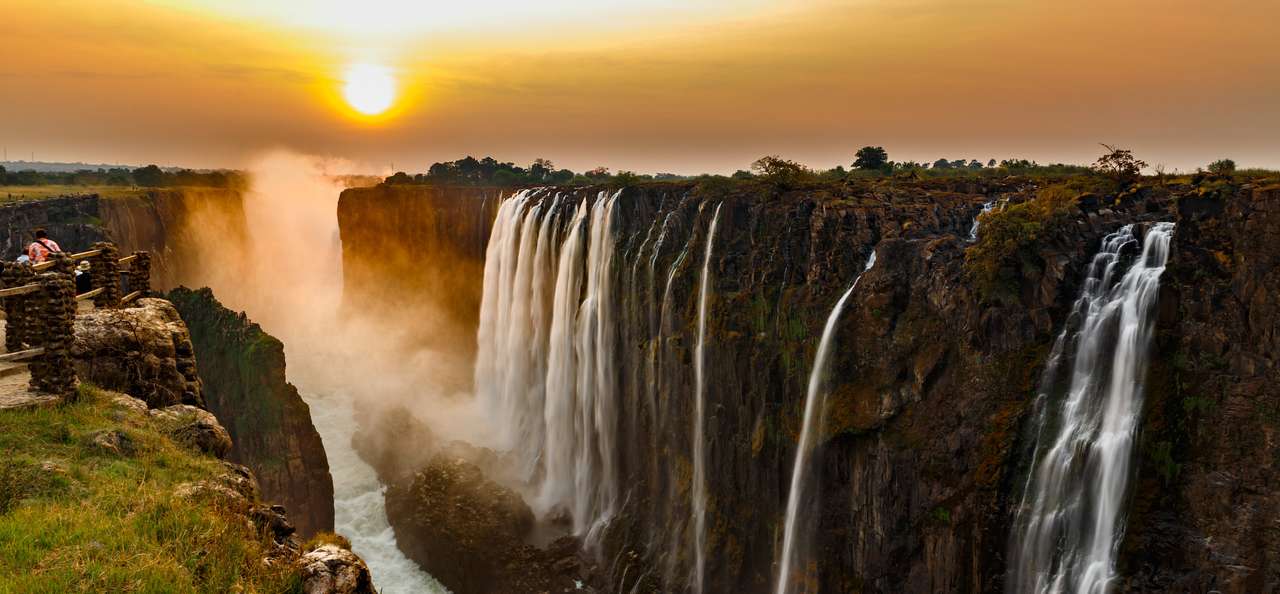 Панорама на водопада Виктория залез с оранжево слънце онлайн пъзел