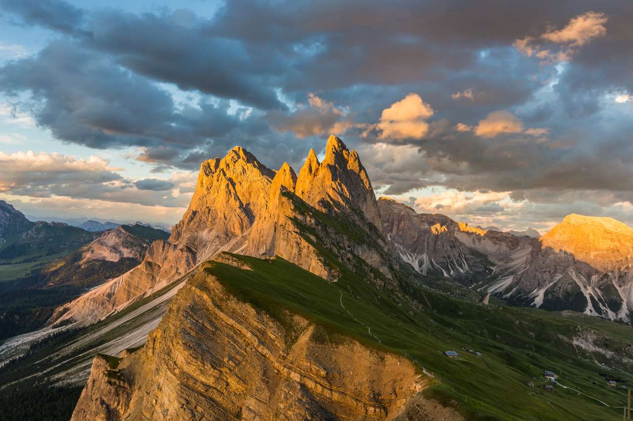 Catena montuosa delle Odle nelle Dolomiti, Italia puzzle online