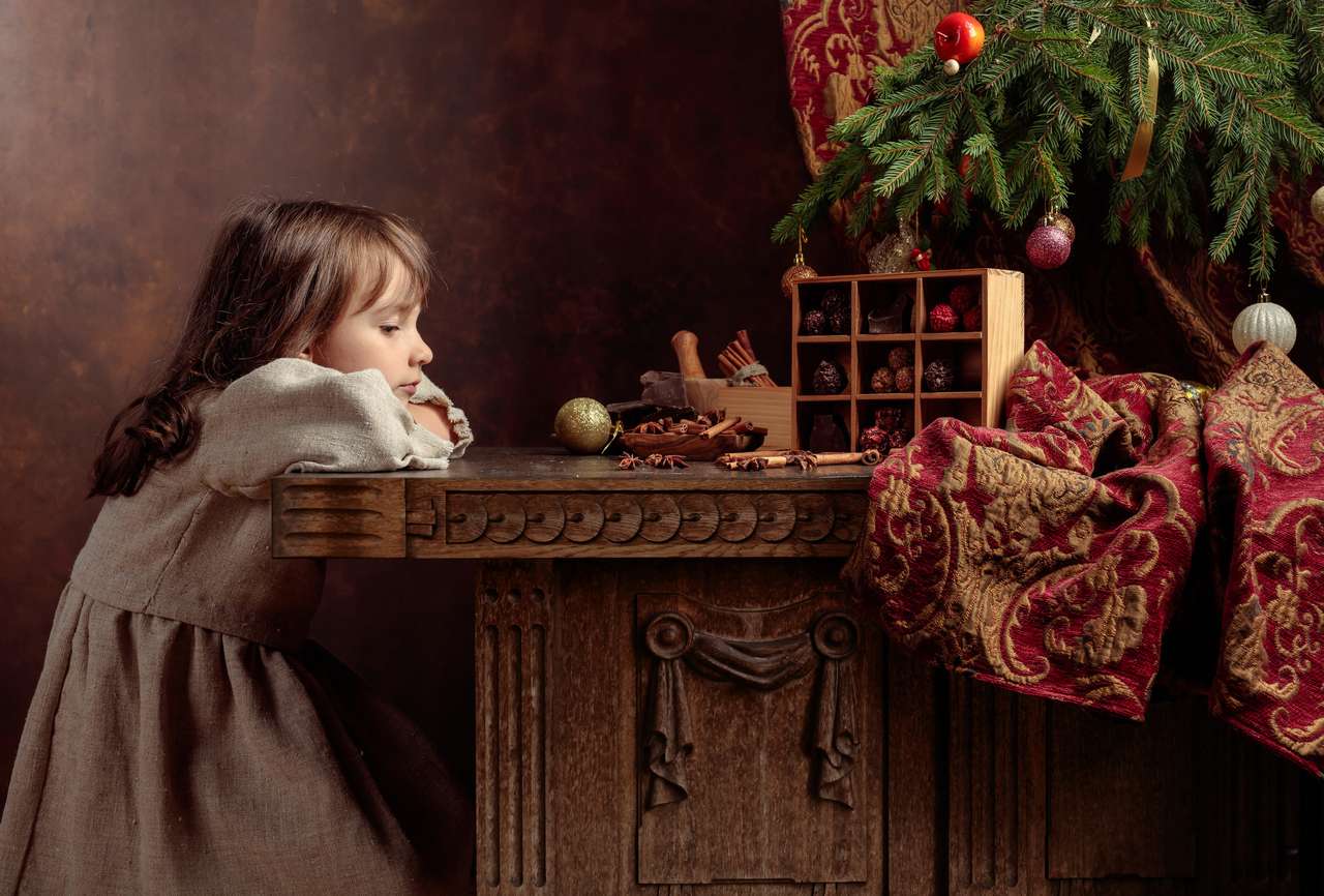 Klein meisje onder de kerstboom puzzel online van foto