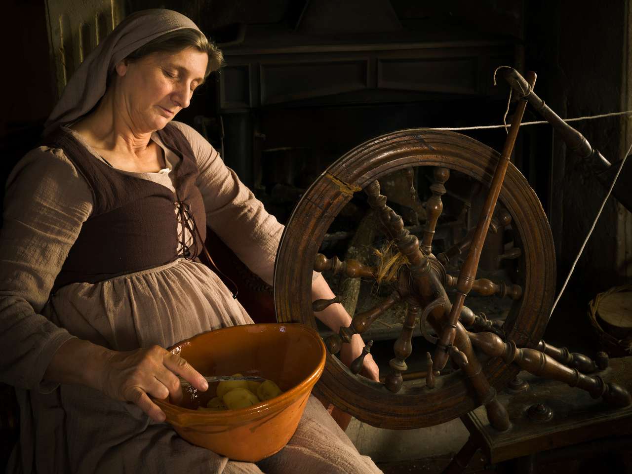 porträtt av en kvinna med antika snurrande hjul Pussel online
