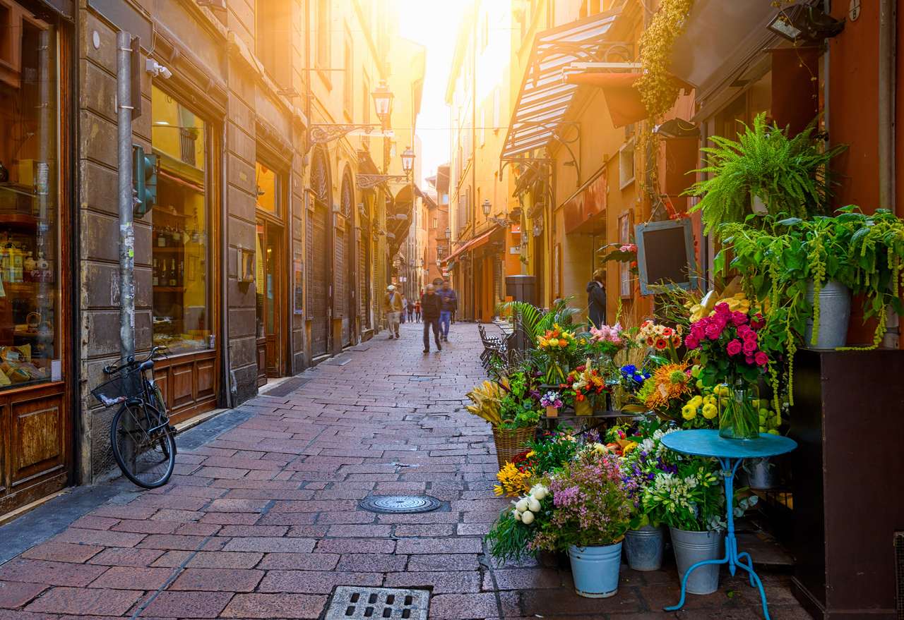 Alte schmale Straße mit Blumenladen in Bologna Online-Puzzle vom Foto