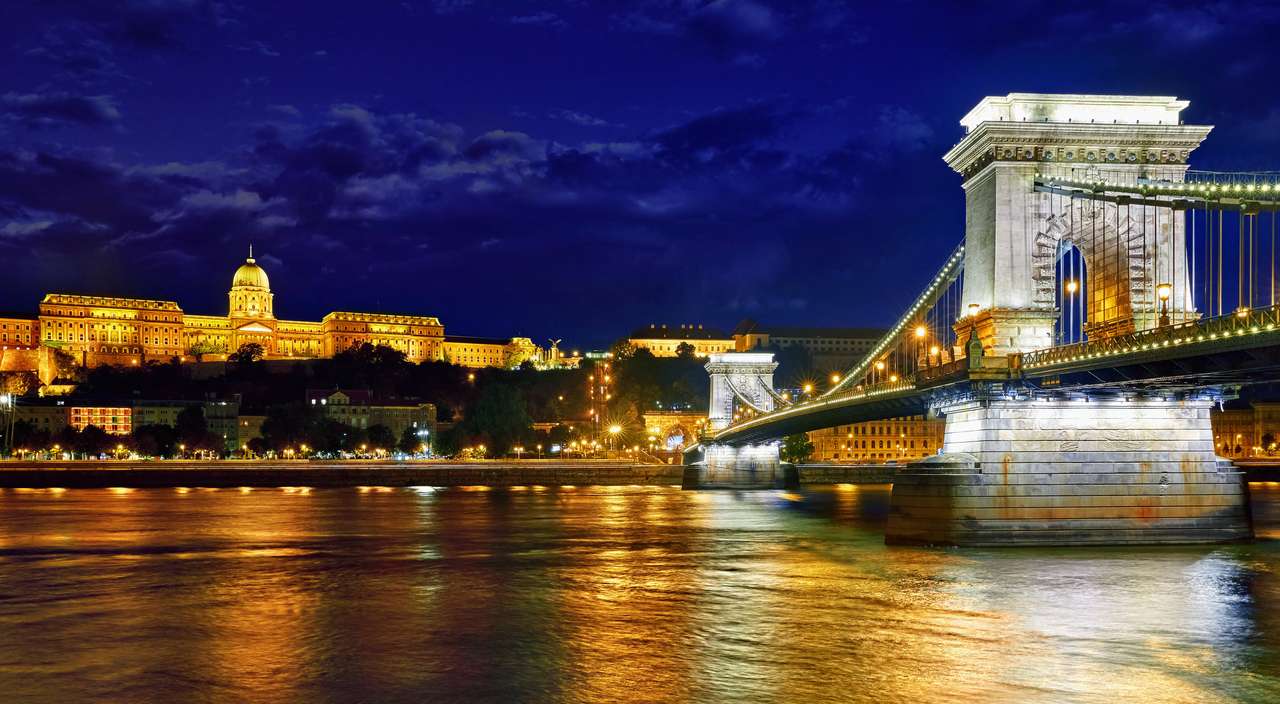 Kungliga slottet och kedjebron i Budapest på natten Pussel online