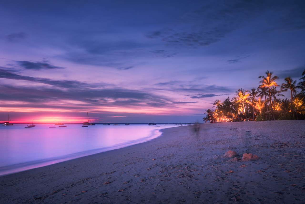 Пясъчен плаж с палми при цветен залез онлайн пъзел от снимка