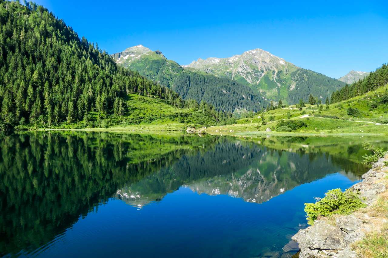 Un tranquilo lago alpino rompecabezas en línea