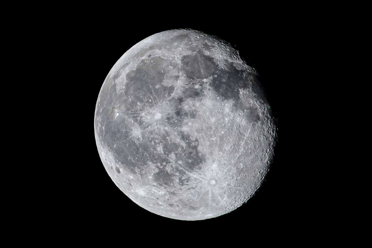 Луната онлайн пъзел от снимка