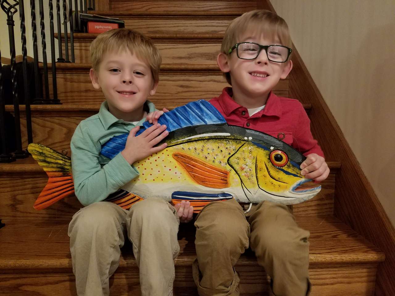 Рыба и мальчики онлайн-пазл