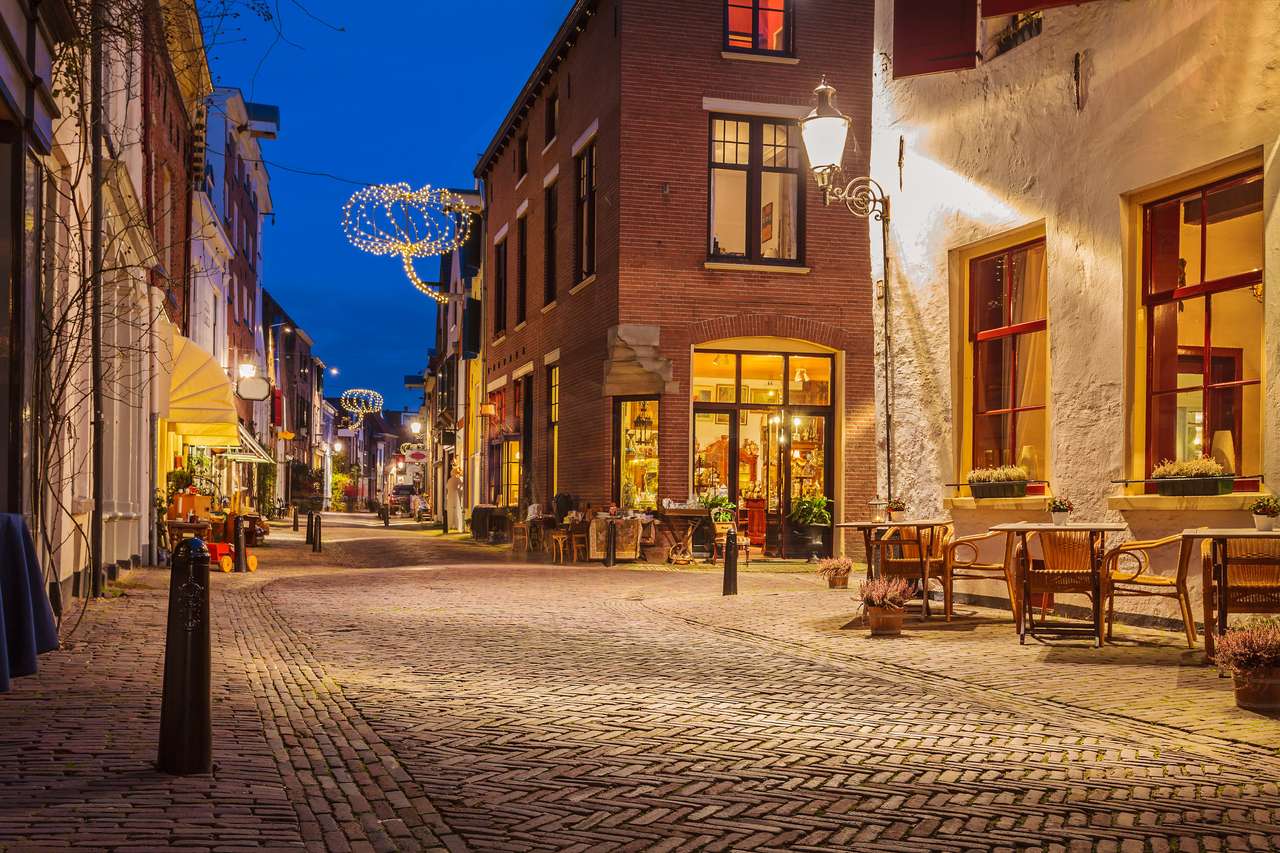 Walstraat i den holländska stadskärnan i Deventer pussel online från foto