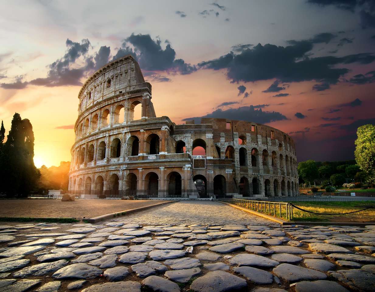 Solljus på antika ruiner av Colosseum i Rom, Italien pussel online från foto