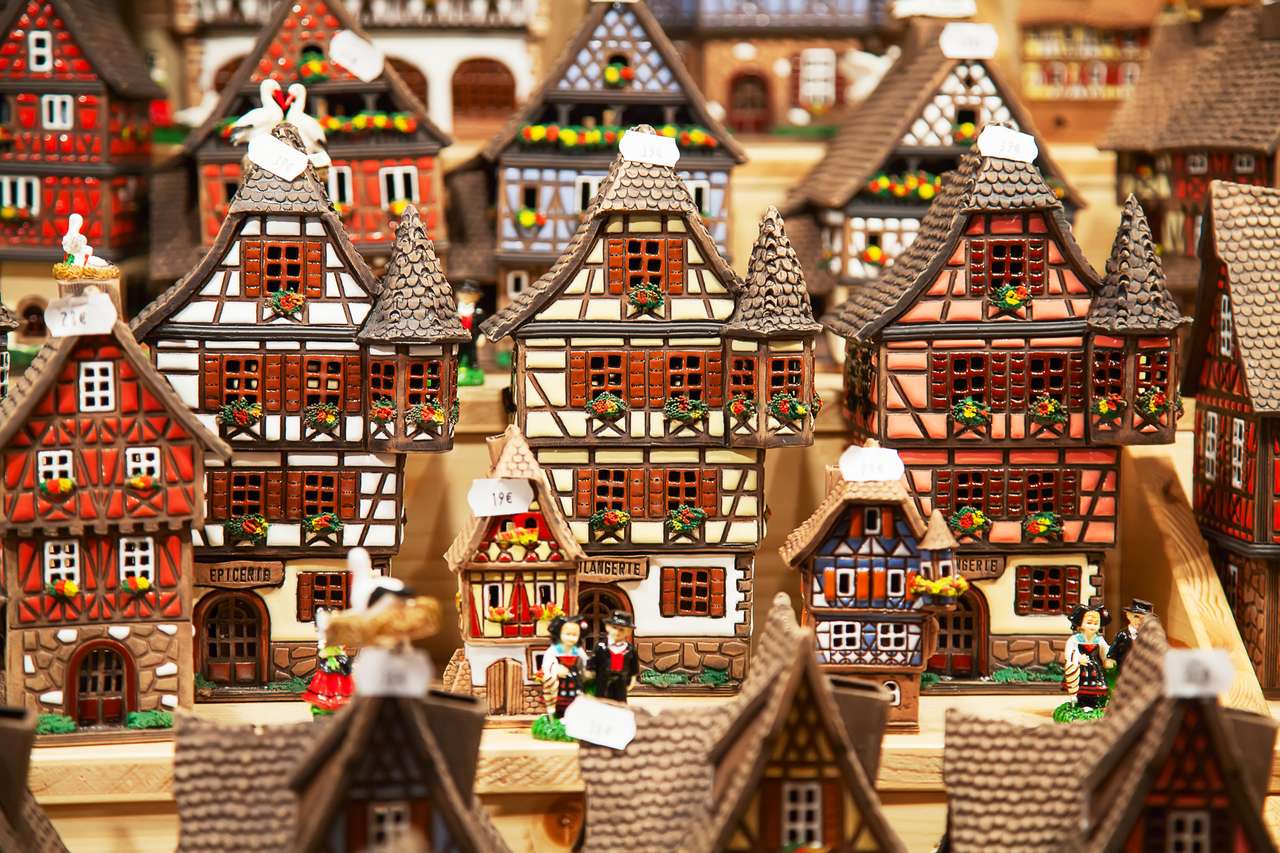 Casas tradicionais da Alsácia no mercado de Natal puzzle online