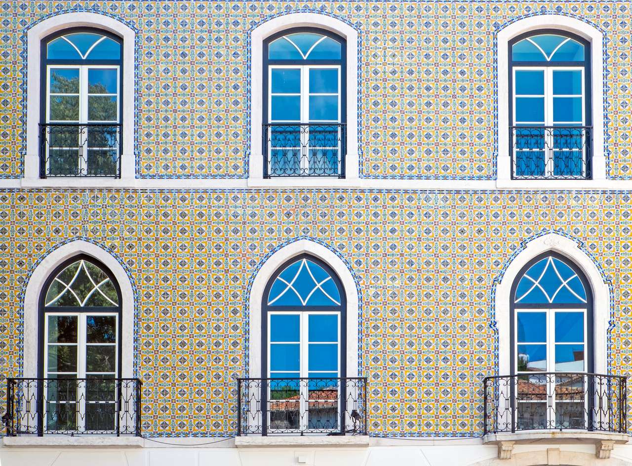 Typisk kaklad fasad sett i Lissabon Portugal Pussel online