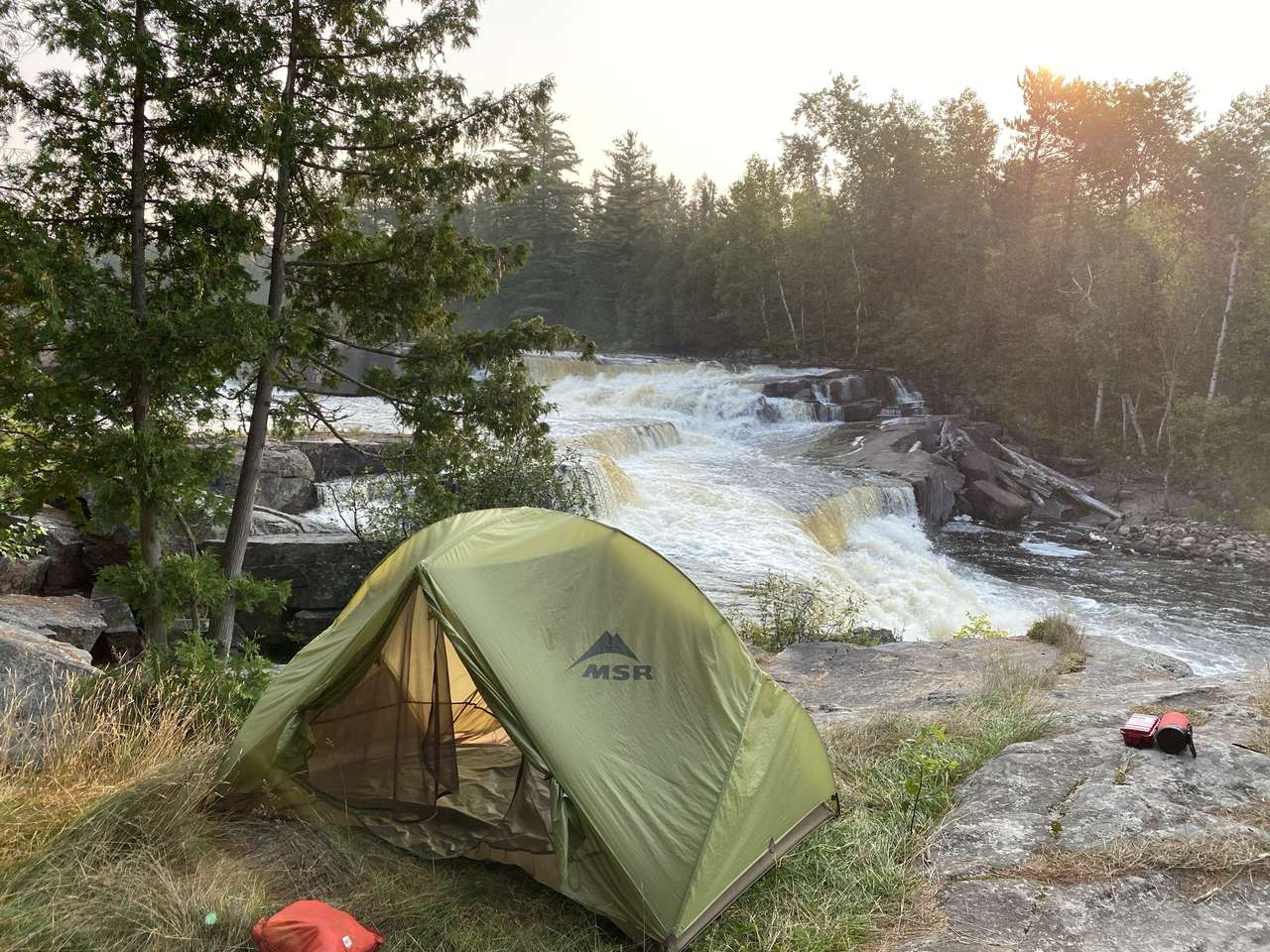 Camping près de la cascada rompecabezas en línea