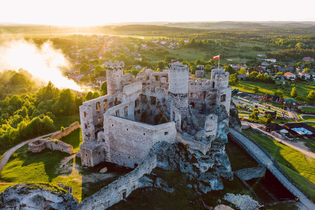 zřícenina středověkého hradu se nachází v Ogrodzieniec, Polsko online puzzle