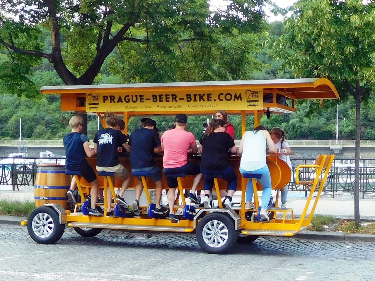 Пивной автомобиль в Праге пазл онлайн из фото