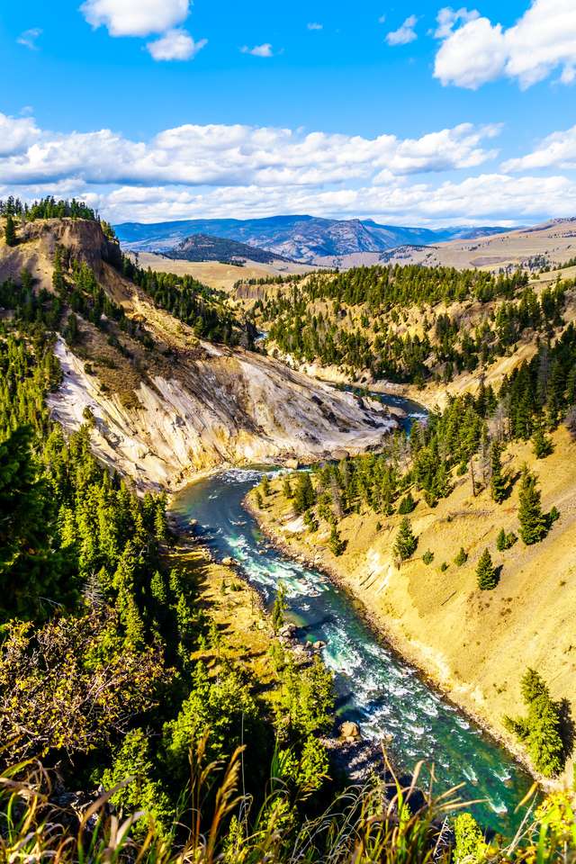 Calcite Springs donnent sur la rivière Yellowstone puzzle en ligne à partir d'une photo