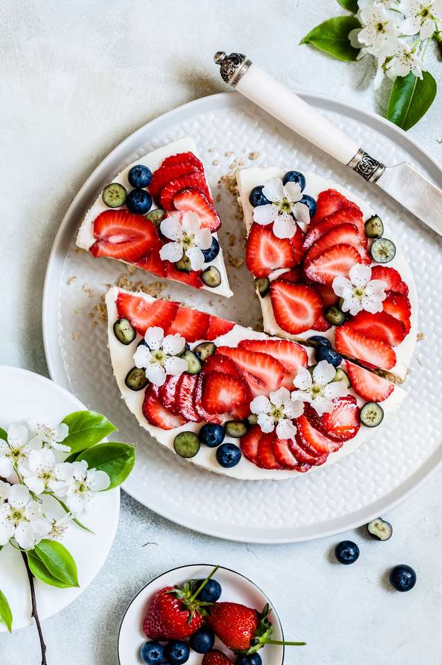 Чийзкейк с ягоди и боровинки онлайн пъзел