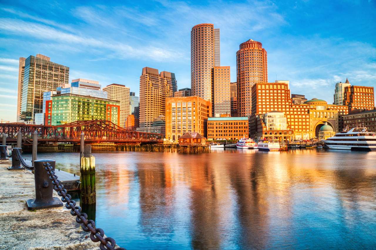 Boston Skyline in de haven van Boston bij zonsopgang, VS online puzzel