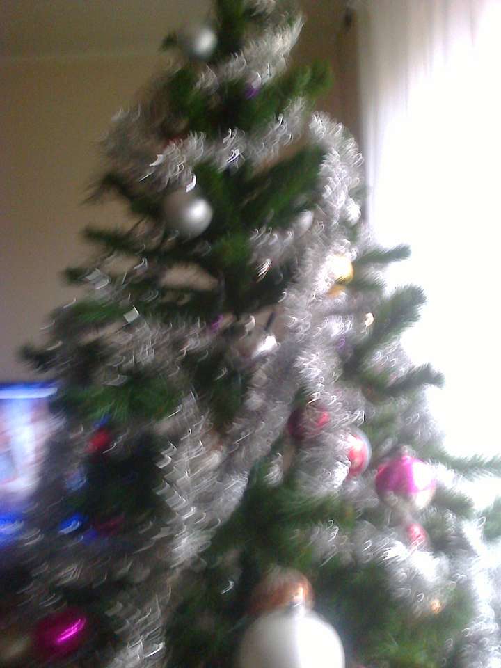 Como es habitual, antes de la Navidad de 2021 un árbol de Navidad. puzzle online a partir de foto