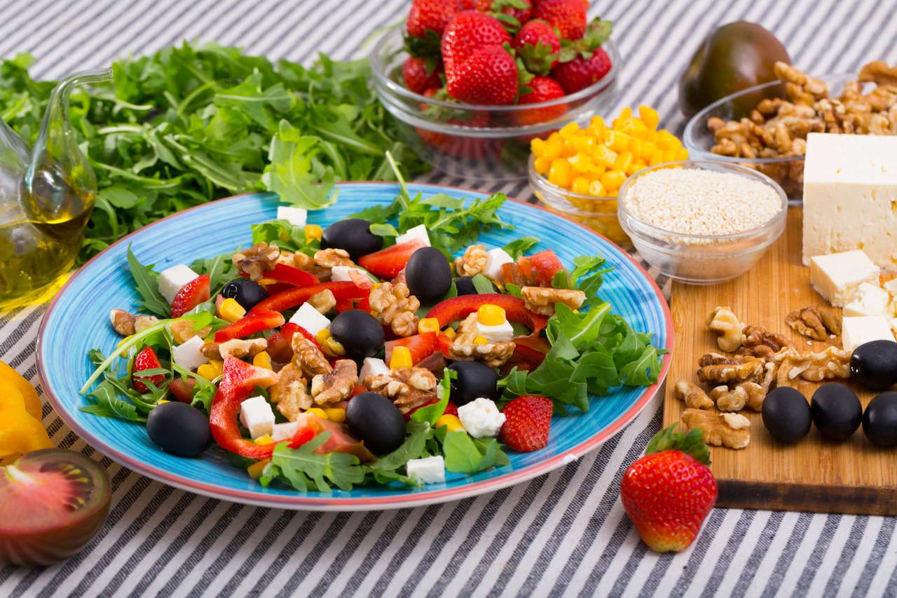 Salade met rucola, olijven puzzel online van foto