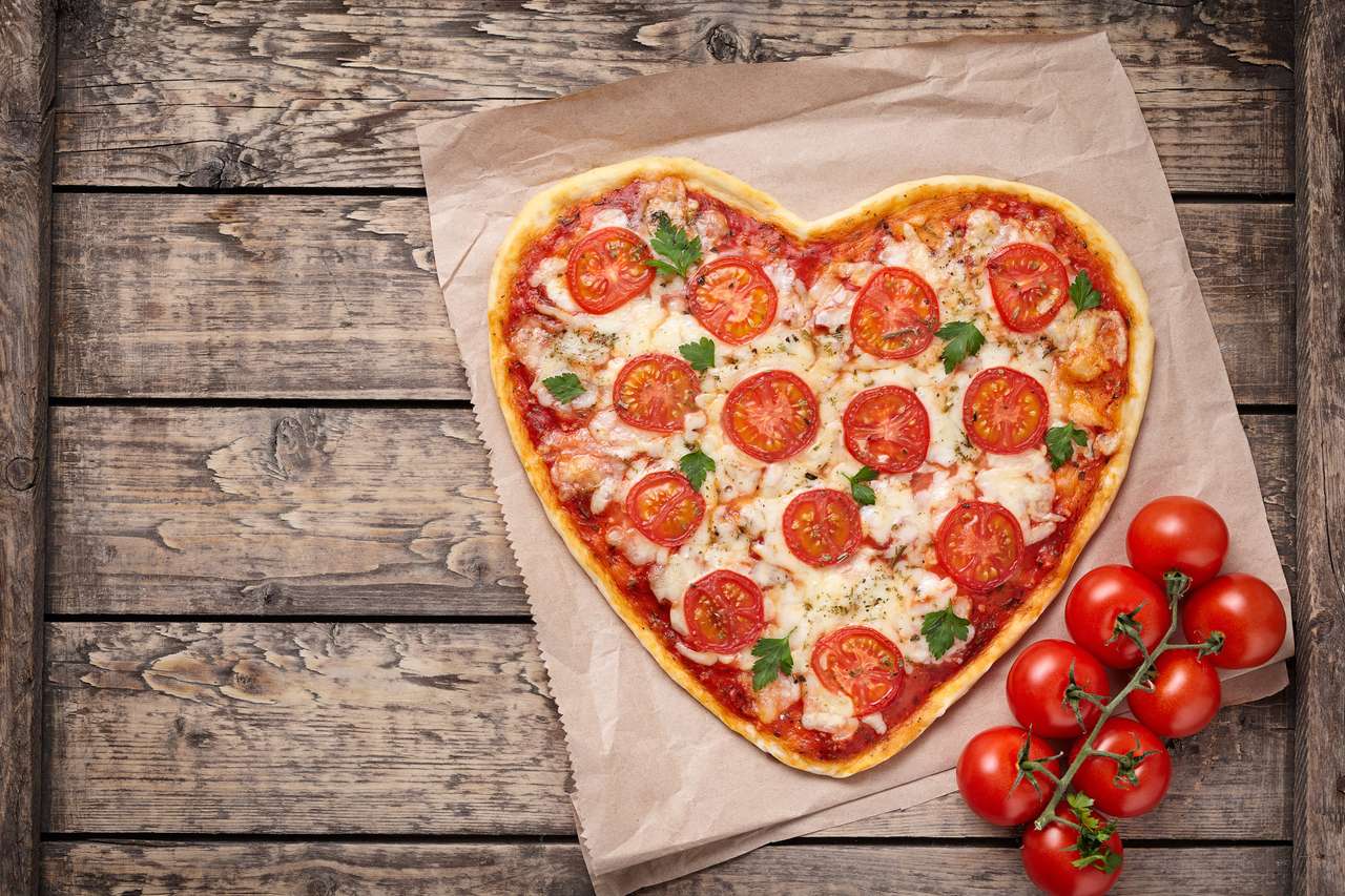 Πίτσα μαργαρίτα σε σχήμα καρδιάς online παζλ