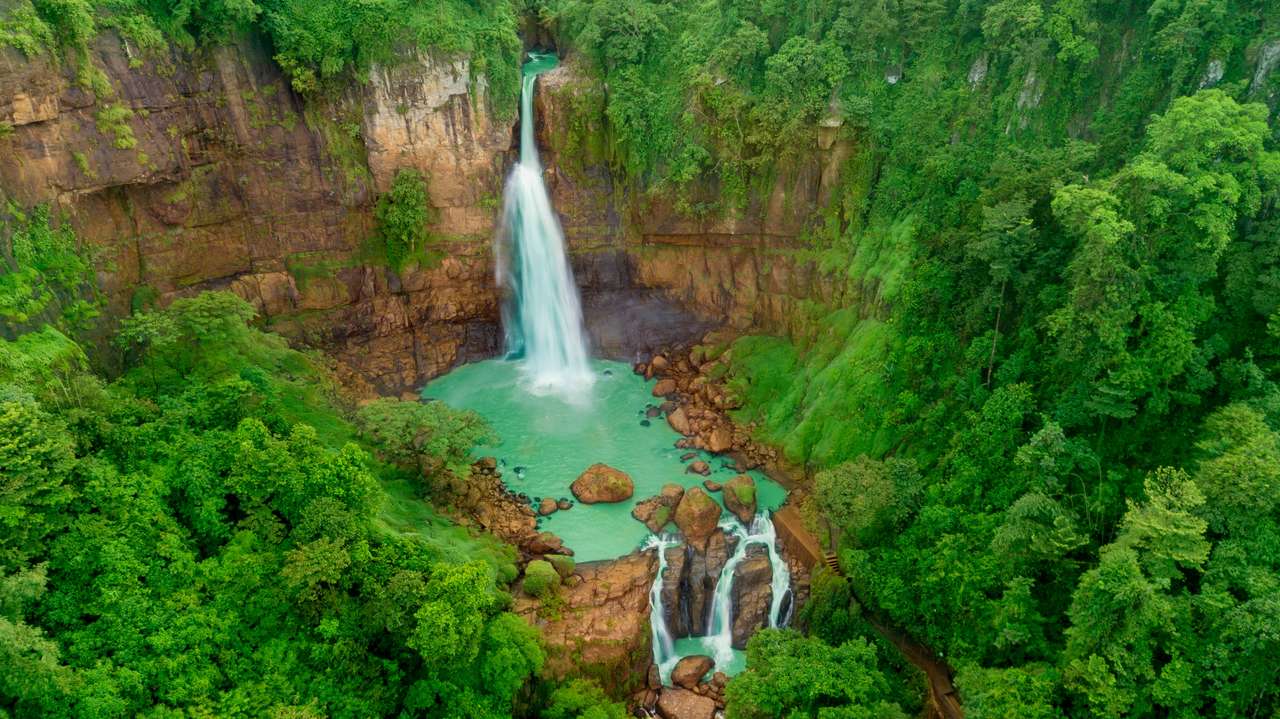 インドネシアのチカソ滝 写真からオンラインパズル
