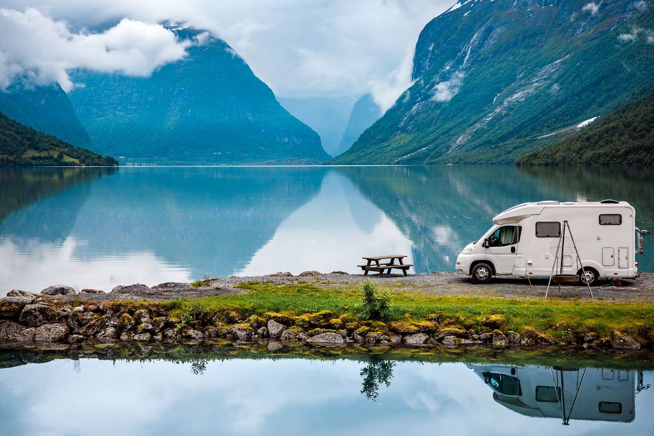 Caravan car Nyaralás Norvégiában online puzzle