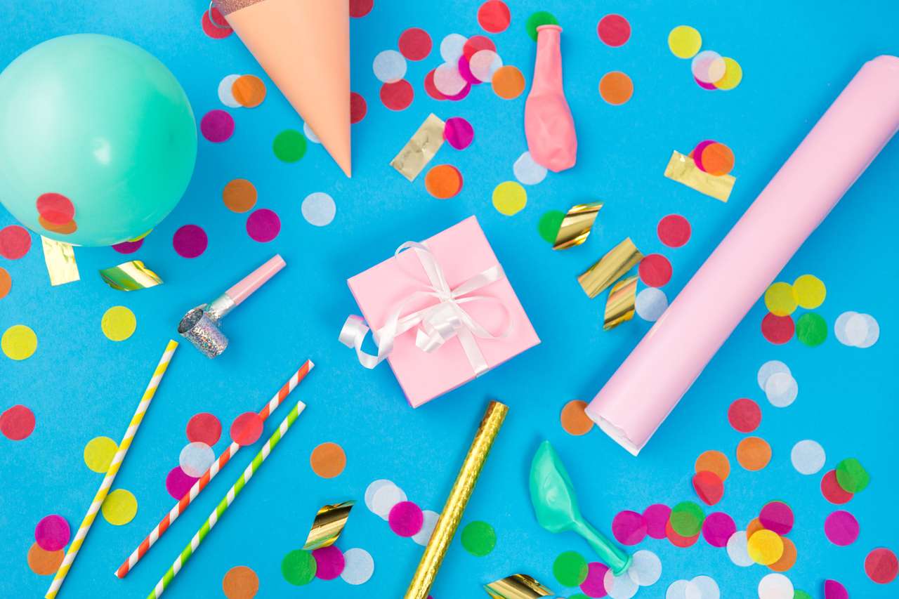 roze verjaardagscadeau en feestrekwisieten puzzel online van foto