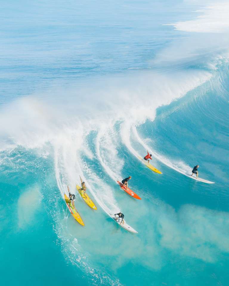 Människor som surfar på havets vågor Pussel online